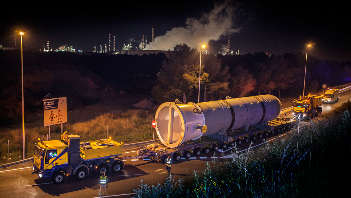 EUROGRUAS carries out the special transport of two heavy reactors from the Port to Repsol´s Refinery  of Tarragona 