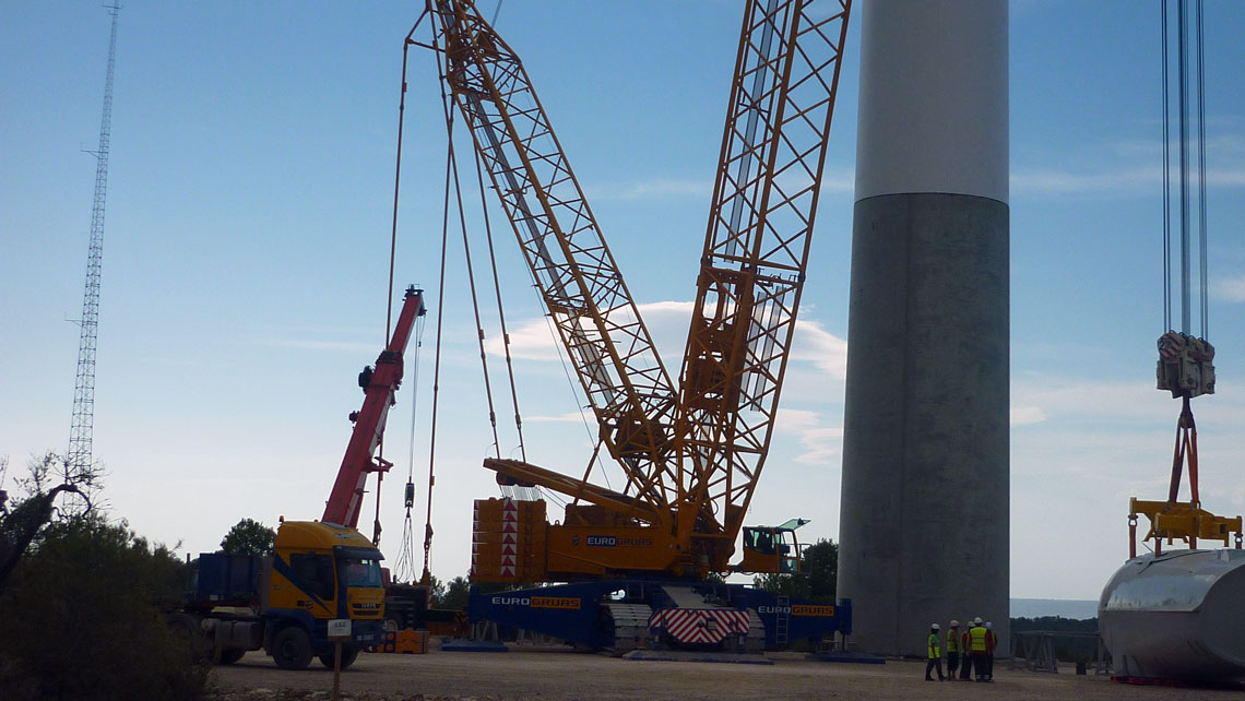 EUROGRUAS installs wind turbines over voussoirs of reinforced concrete in the wind farm os Els Escambrons