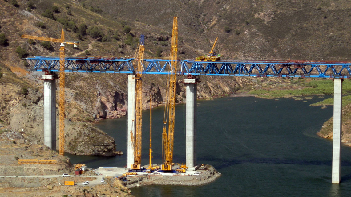Assembly of a viaduct over Guadalfeo reservoir 