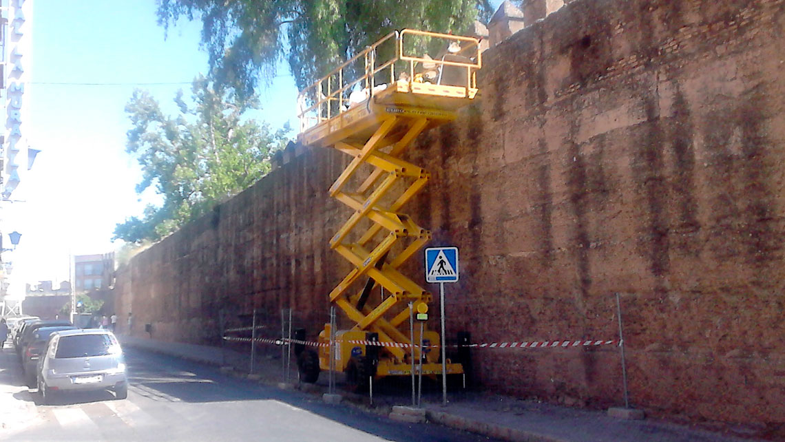 plataforma tijera en trabajos restauración