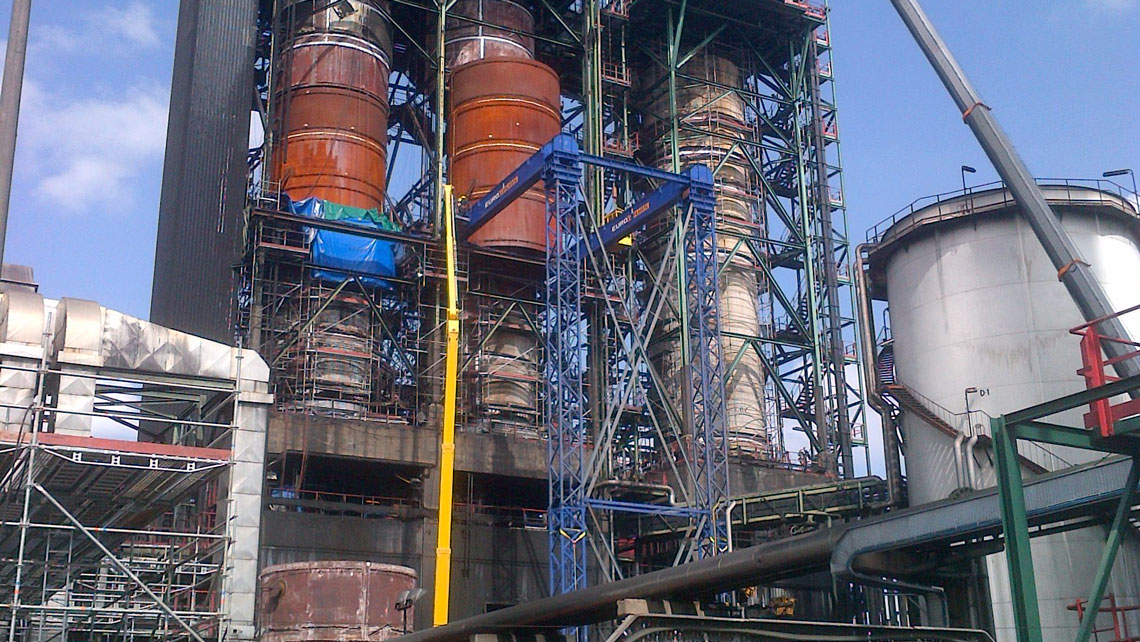 EUROGRUAS extracts the ferrules of the coke chamber at Repsol’s refinery, in Puertollano 