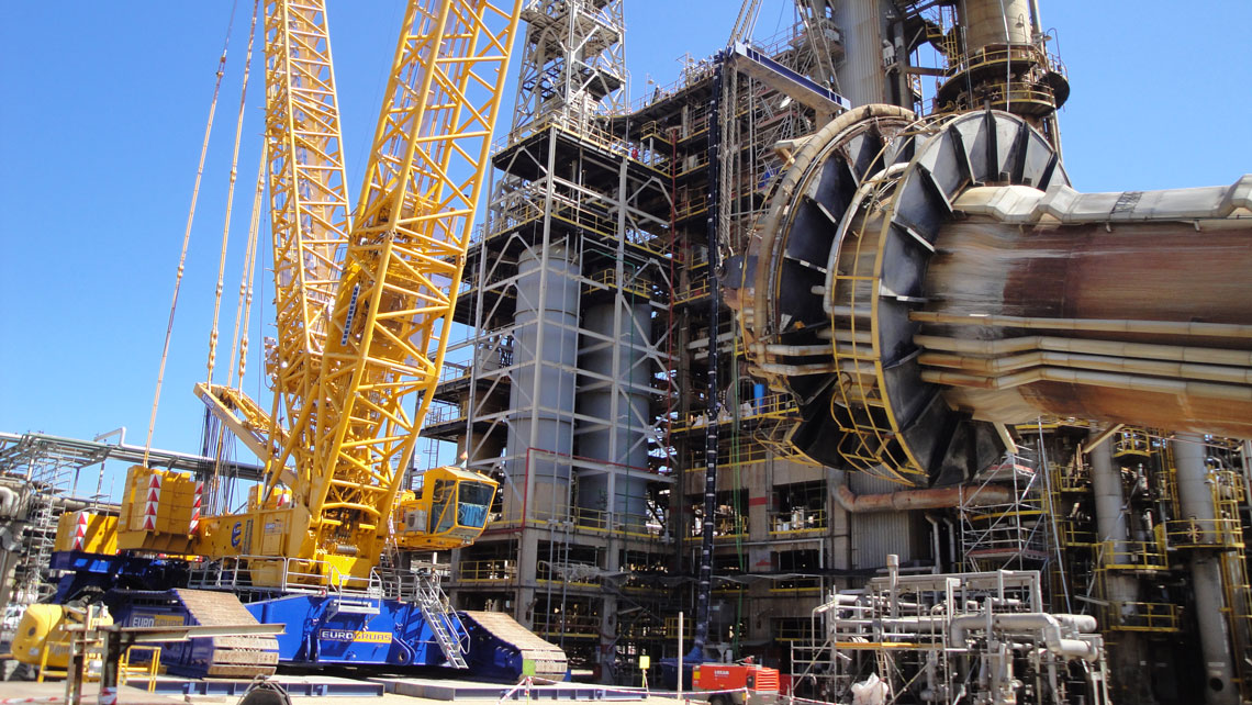 EUROGRUAS replaces the reactor in the catalytic conversion plant during the General Stop in BP’s Refinery, in Castellón